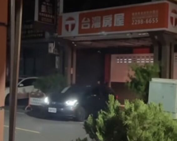 ▲▼台中一家房仲大門1個月內連續被撞2次。（圖／fatik.ve授權提供）