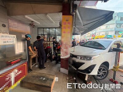 台南安平老街18歲女駕車撞機車　68歲騎士受困車底獲救