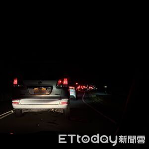 擎天崗深夜大塞車!民眾搶看流星雨 網友:至少100台在排隊