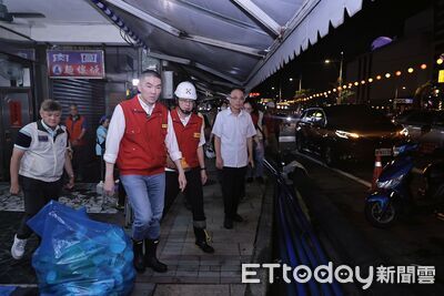 防大潮海水倒灌!謝國樑夜巡基隆廟口 檢視抽水機、防潮閘門