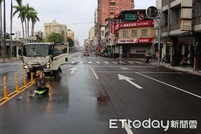 台中女騎UBike「未二段式左轉」!鬼切遭同向貨車撞噴 傷重不治