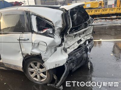 台74線轎車撞護欄!停槽化線檢查又被追尾 2車爛毀1人受困