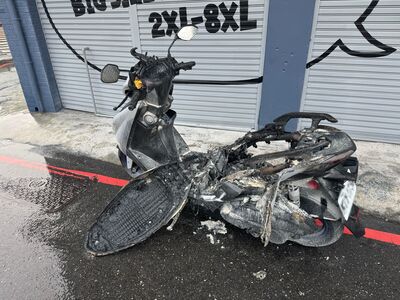 台南東區機車突起火燃燒全燬 30歲女左手燙傷
