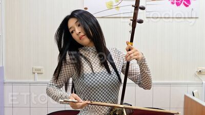 獨/台鋼球迷暴動了!「神秘二胡女子」現身...神似田馥甄爆紅