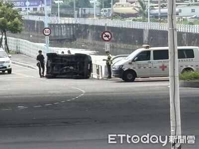 台中梧棲路口碰撞！休旅車險掉進梧棲大排　側翻躺路邊畫面曝