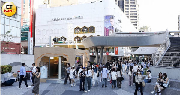 根據台北捷運統計去年各站點進出人流，中山站每日進出人潮10.4萬人次，僅次於台北車站、西門站、市政府站，超越忠孝復興站，龐大人流讓商圈店租年年升高。（圖／侯世駿攝）