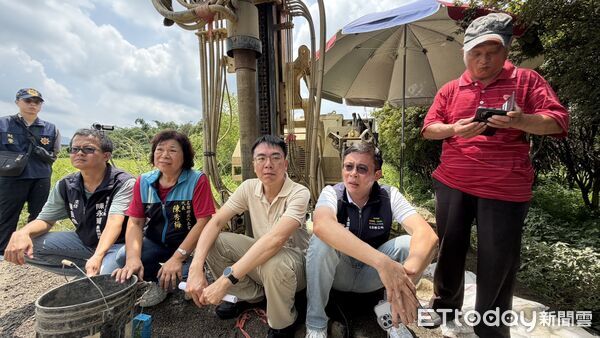 ▲陳翰立（右2起）擋在鑽探機具前，要求南投縣環保局委託廠商停工。（圖／温世政競選團隊提供，下同）