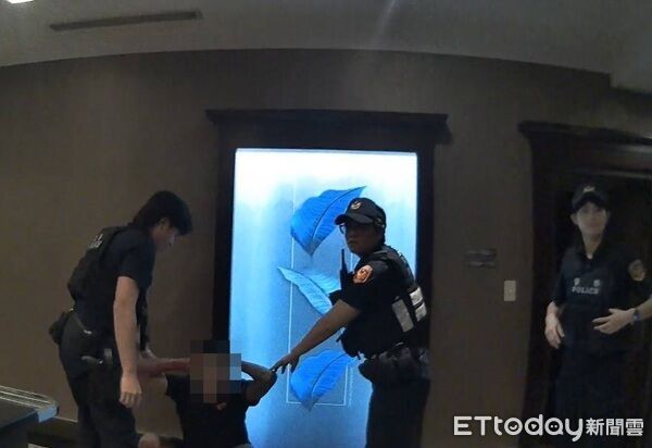 ▲KTV內兩名男子爭風吃醋大打出手，警方快打部隊迅速到場制伏逮捕。（圖／桃園警分局提供、下同）