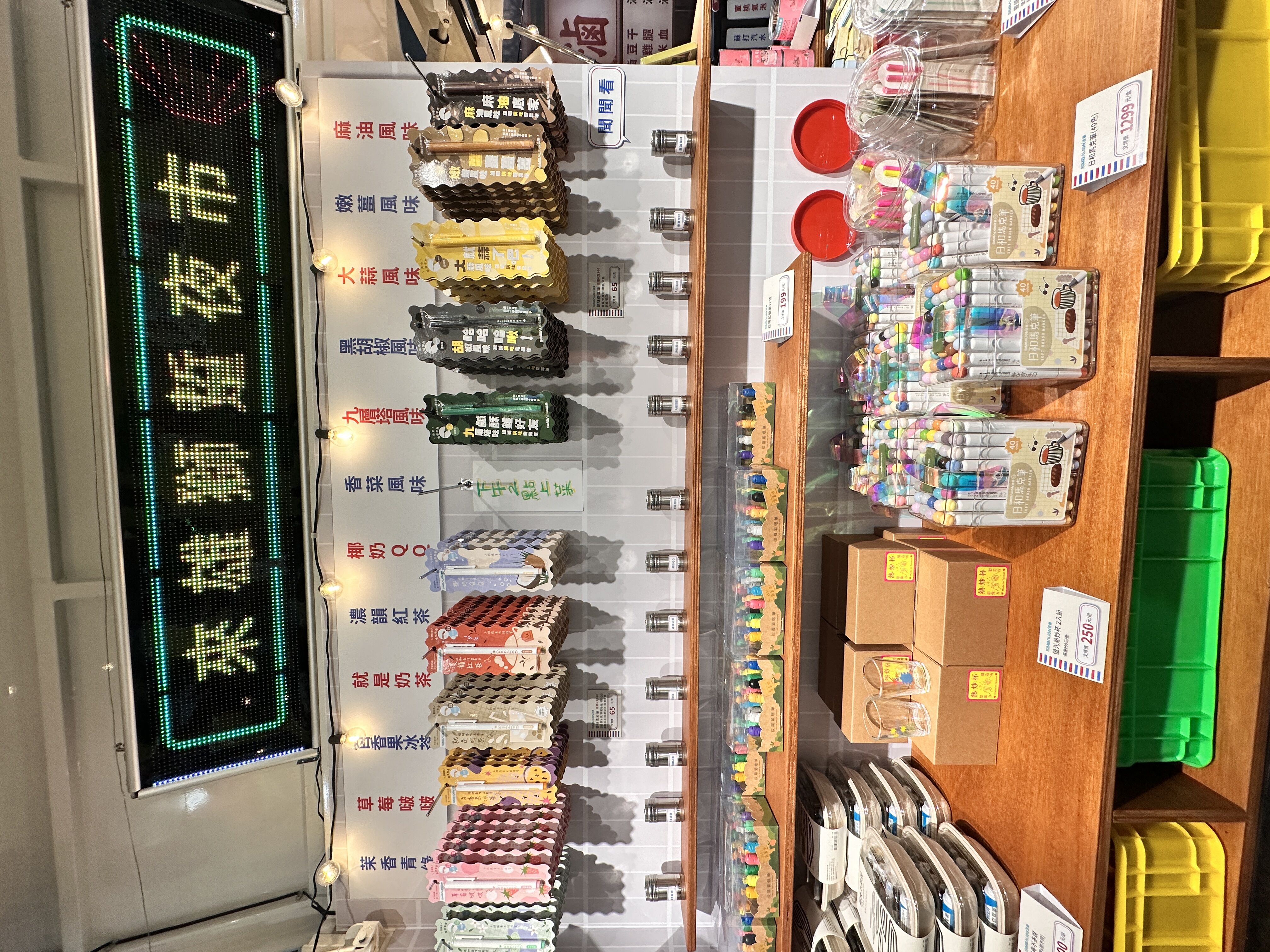 ▲▼雄獅文具參與2026台灣文博會，推出「香菜比」等系列文具爆紅。（圖／記者林育綾攝）