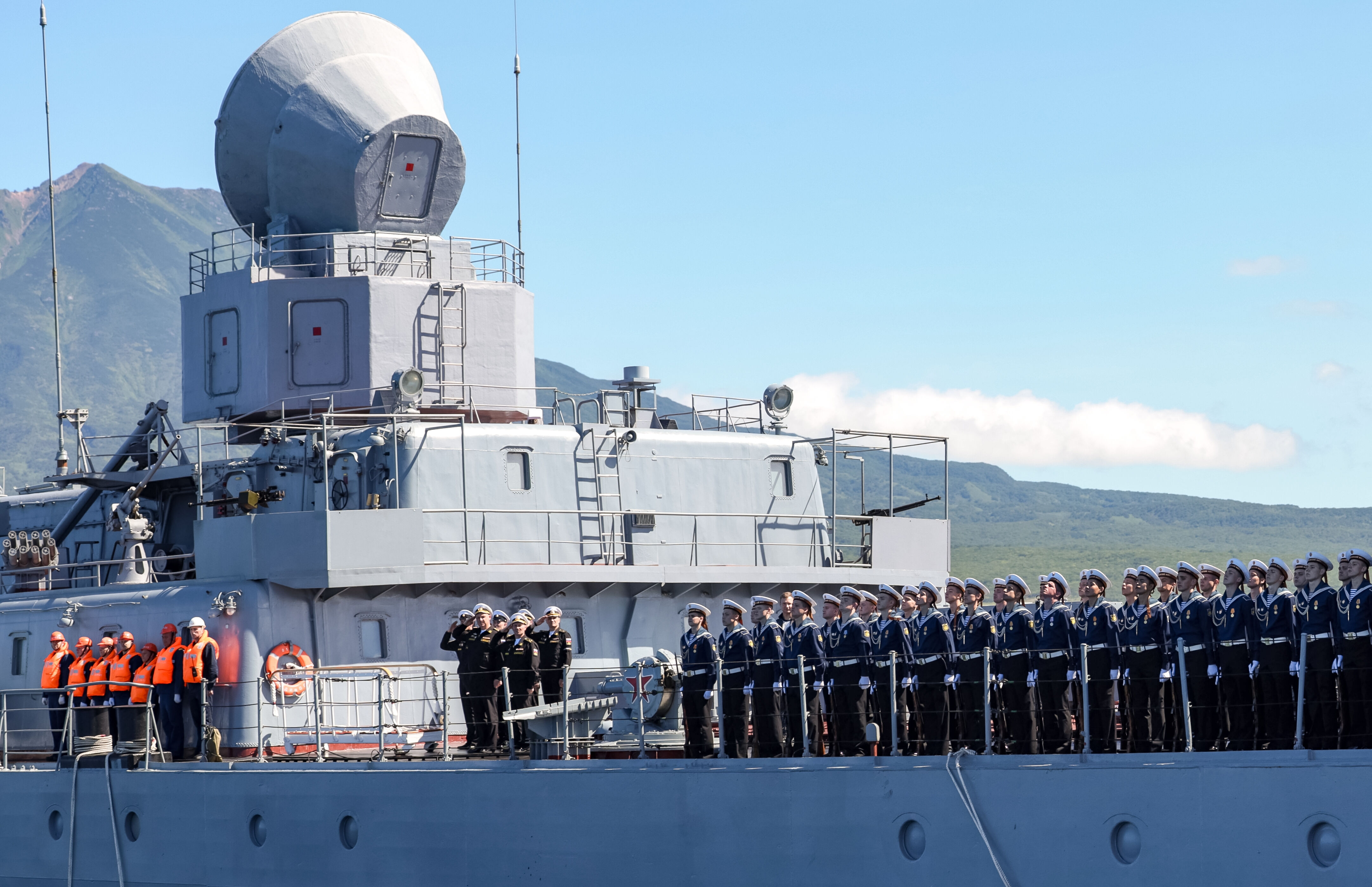 ▲▼俄軍在薩哈林州周邊進行飛彈與射擊軍事演習，俄國總統普丁登上太平洋艦隊「瓦良格號」導彈巡洋艦。（圖／達志影像／美聯社）