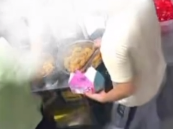 ▲員工未洗手直接裝炸雞。(圖/翻攝自微博)