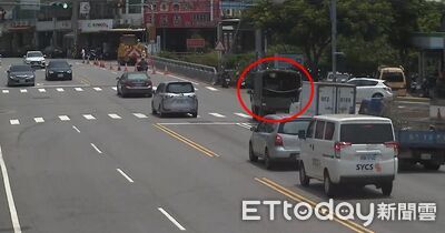快訊/苗栗部隊移防!軍用貨車右轉撞機車 騎士倒地受傷送醫