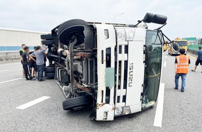 國2大小貨車碰撞翻覆1人傷!西向往機場後方紫爆 回堵逾5公里