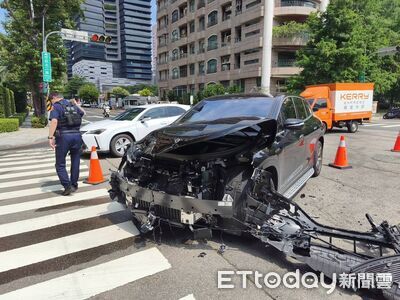 台中豪宅區車禍!300萬賓士撞翻冷凍貨車 下巴全爛畫面曝