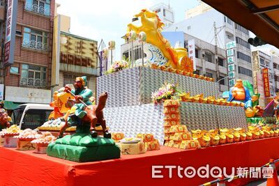 嘉義城隍廟五大創意供品吸睛 兩千萬錢磚打造「金馬奔騰躍諸羅」