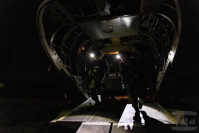陸航夜間油彈運補 眼鏡蛇攻擊直升機護航警戒