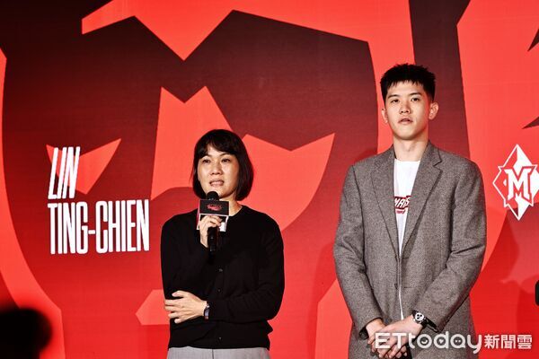 林庭謙與媽媽劉靜明出席加盟記者會。（圖／記者蔡厚瑄攝）