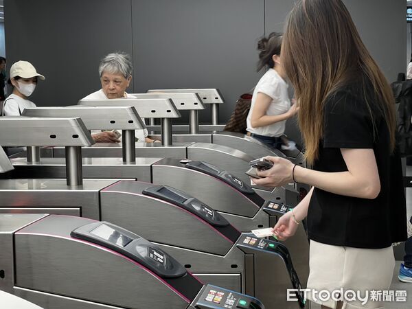 ▲行動網路降速演練期間，民眾多改以實體卡進出捷運站。（圖／記者蘇靖宸攝）