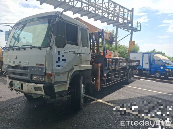 ▲國道1號南向317.6公里永康路段發生3車交通事故，大貨車打橫占據內側及中線車道。（記者林東良翻攝，下同）