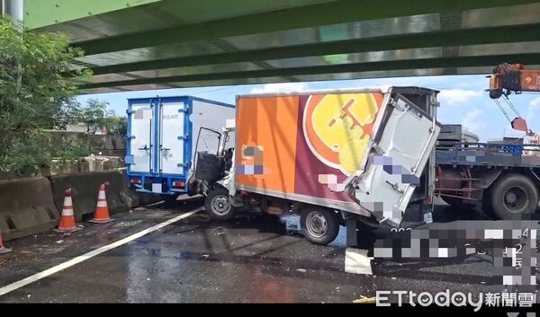 ▲國道1號南向317.6公里永康路段發生3車交通事故，大貨車打橫占據內側及中線車道。（記者林東良翻攝，下同）