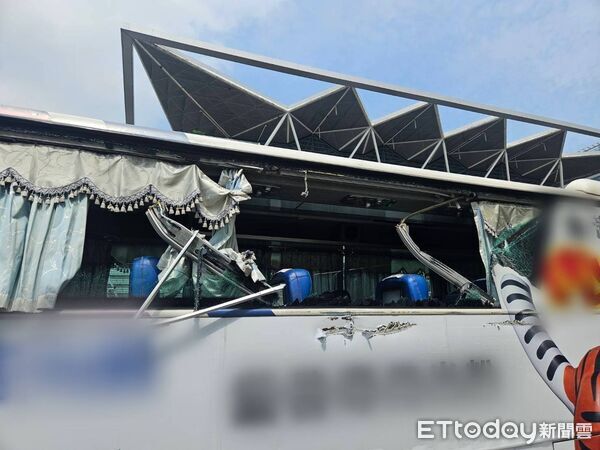 ▲南港一曳引車路口右轉車上搭載怪手懸臂擦撞造成公車車窗破裂，幸無人受傷。（圖／記者張君豪翻攝）
