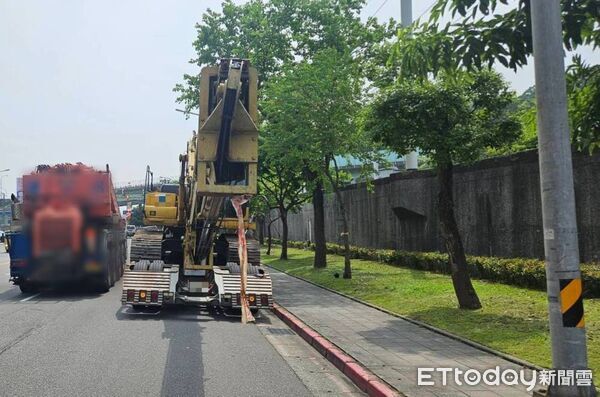 ▲南港一曳引車路口右轉車上搭載怪手懸臂擦撞造成公車車窗破裂，幸無人受傷。（圖／記者張君豪翻攝）