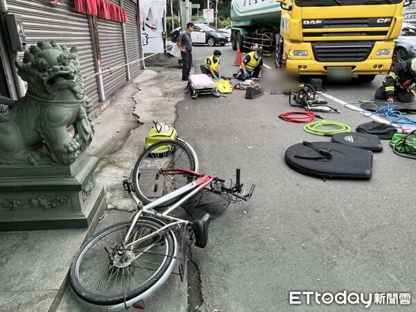 ▲南投埔里死亡車禍，腳踏車騎士遭右轉聯結車輾斃。（圖／記者高堂堯翻攝，下同）