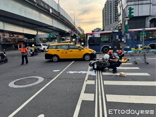 ▲▼▲運將禮讓救護車，誤會義交意思強過馬路，撞倒機車騎士害重摔。（圖／記者邱中岳翻攝）