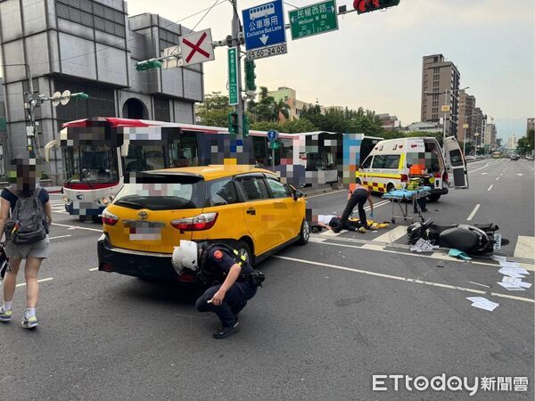 ▲▼▲運將禮讓救護車，誤會義交意思強過馬路，撞倒機車騎士害重摔。（圖／記者邱中岳翻攝）
