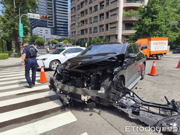 ▲▼台中路口疑對撞，賓士車半毀冷凍貨車翻覆。（圖／民眾提供，下同）