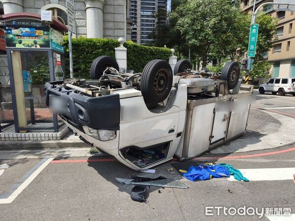 ▲▼台中路口疑對撞，賓士車半毀冷凍貨車翻覆。（圖／民眾提供，下同）