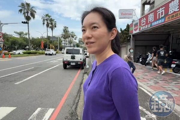 陳幸妤今照常到診所上班，面對媒體訪問神色輕鬆。（鏡新聞）
