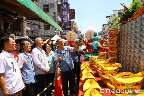 ▲▼嘉義城隍廟五大創意供品吸睛　兩千萬錢磚打造「金馬奔騰躍諸羅」。（圖／記者翁伊森翻攝）