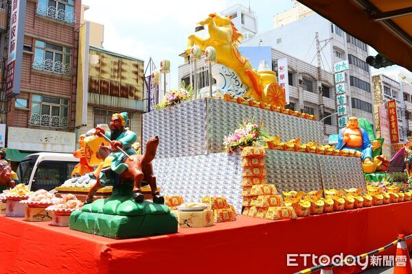▲▼嘉義城隍廟五大創意供品吸睛　兩千萬錢磚打造「金馬奔騰躍諸羅」。（圖／記者翁伊森翻攝）