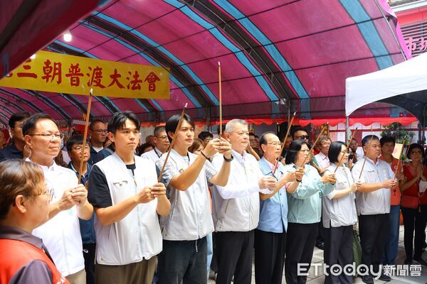 ▲▼嘉義城隍廟五大創意供品吸睛　兩千萬錢磚打造「金馬奔騰躍諸羅」。（圖／記者翁伊森翻攝）