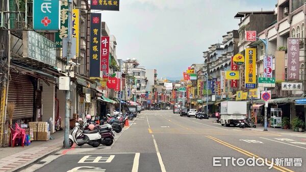 ▲北部防空演習30分鐘管制 金山老街人車全停。（圖／記者郭世賢翻攝）