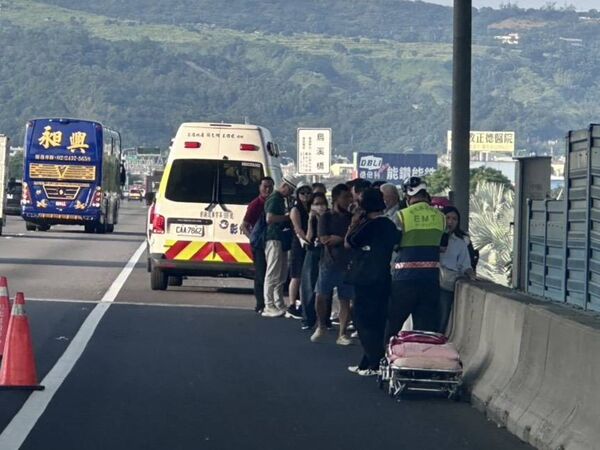 ▲國1北向191K發生遊覽車火燒車意外。(圖/民眾提供)