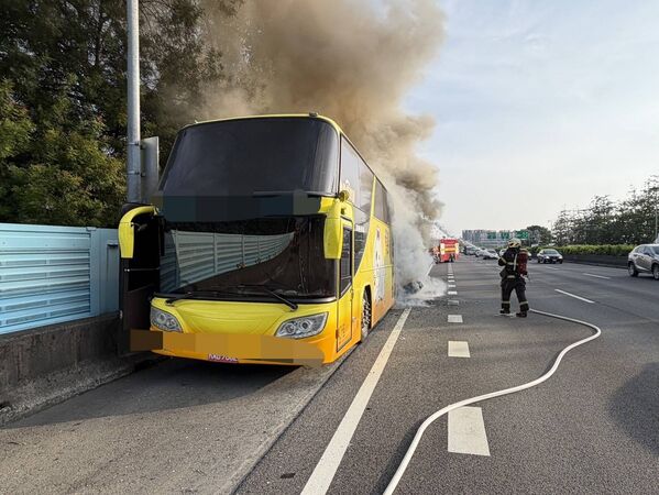 ▲國1北向191K發生遊覽車火燒車意外。(圖/民眾提供)
