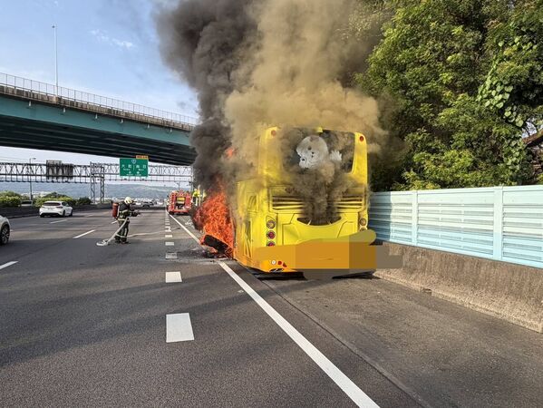 ▲國1北向191K發生遊覽車火燒車意外。(圖/民眾提供)