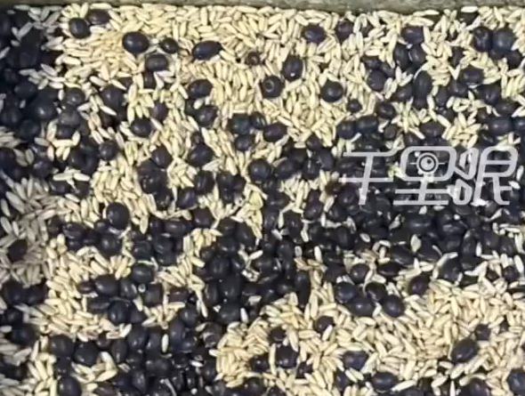 ▲▼陸屁孩將超市散裝豆「混一起」。（圖／翻攝自微博）