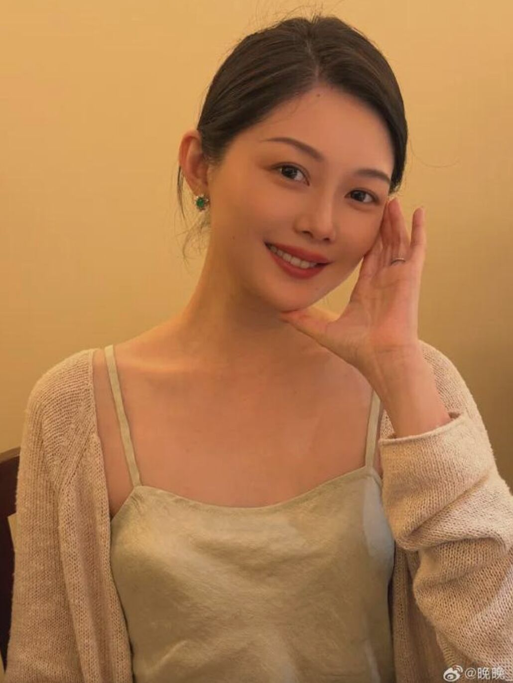 ▲大陸初代穿搭網紅晚晚自創衣飾服裝品牌「Wanwan_Lei」。（圖／翻攝網易新聞）