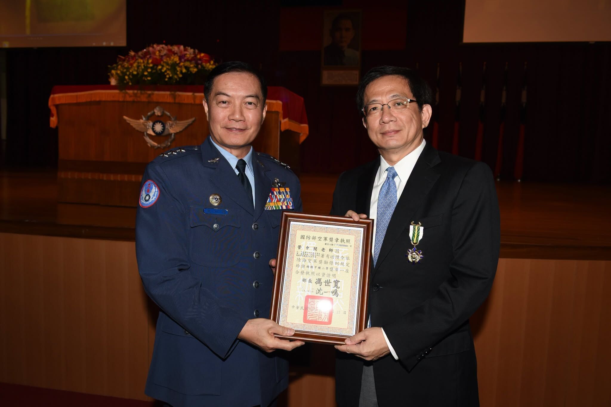 814空軍節！管中閔憶與沈一鳴往事 曝當年獲頒空軍獎章原因