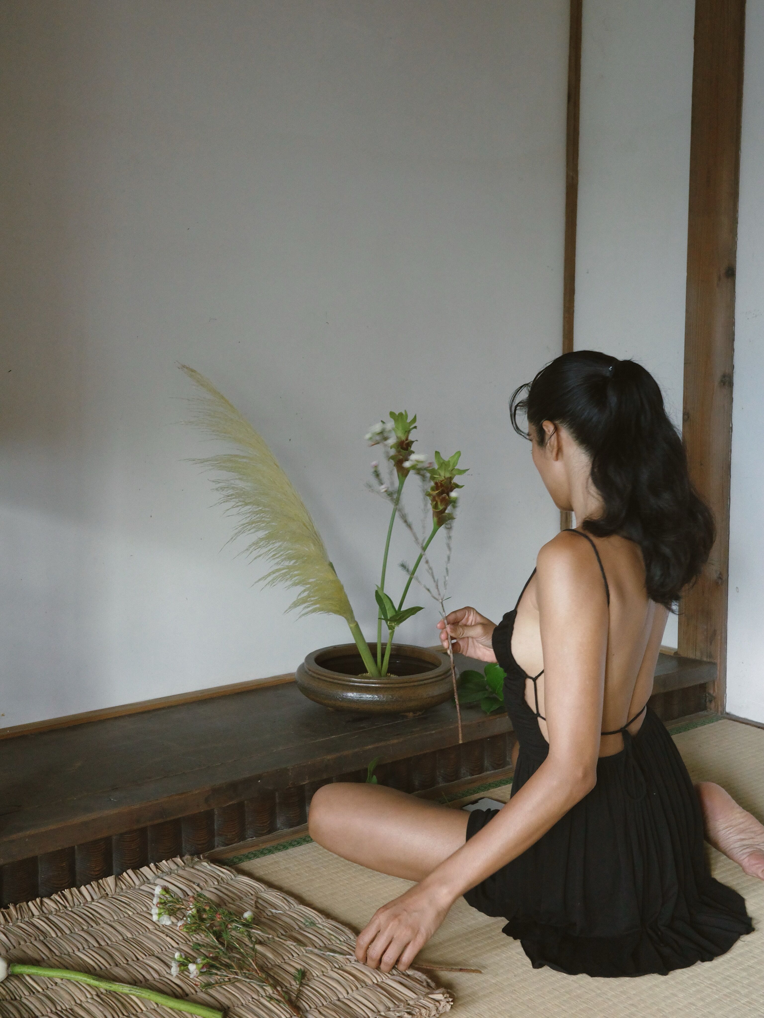 ▲▼日綜藝女王蘿拉曬插花辣照，黑洋裝挖空大露背。（圖／翻攝自IG）
