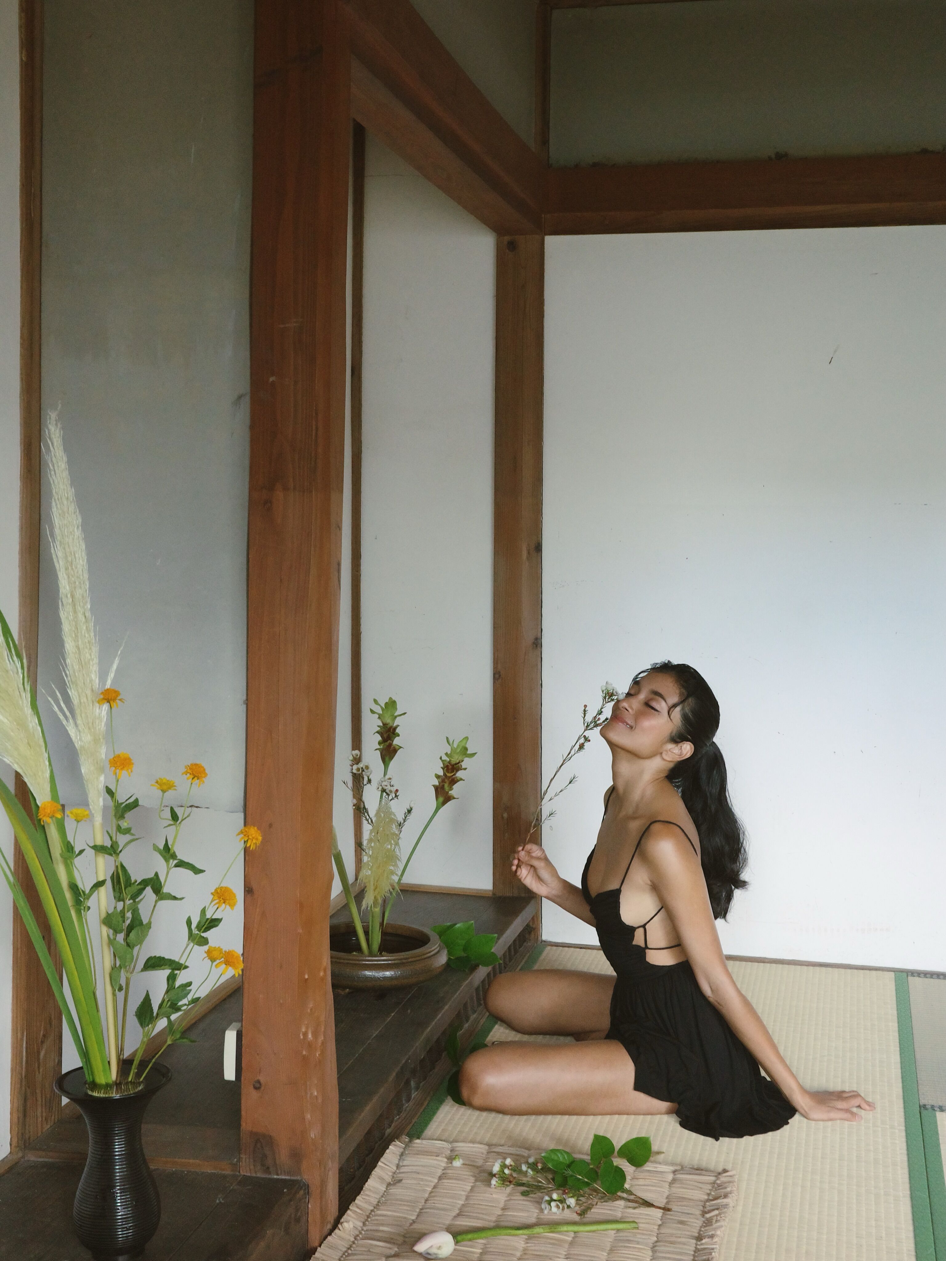 ▲▼日綜藝女王蘿拉曬插花辣照，黑洋裝挖空大露背。（圖／翻攝自IG）