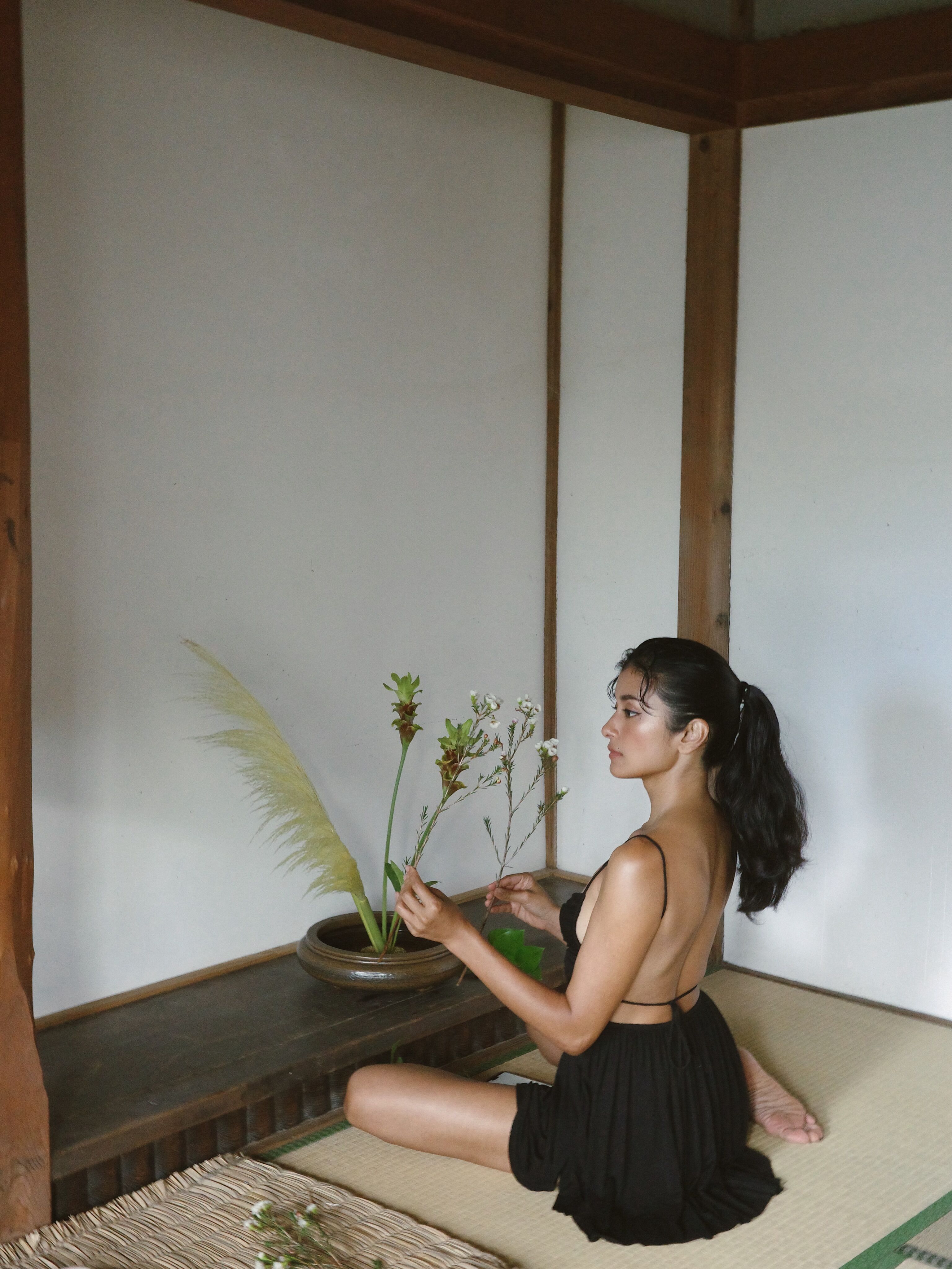 ▲▼日綜藝女王蘿拉曬插花辣照,黑洋裝挖空大露背。(圖/翻攝自IG)