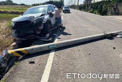 40歲女開休旅車恍神！撞倒電線桿車頭爛了　險衝進稻田裡