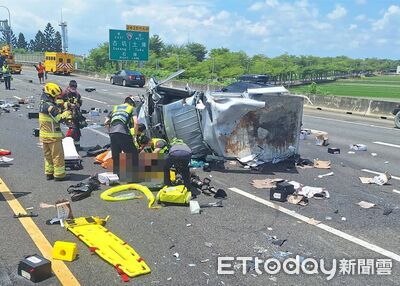 國1斗南車禍!貨車近乎解體、特斯拉凹毀 包裹掉一地…2男送醫