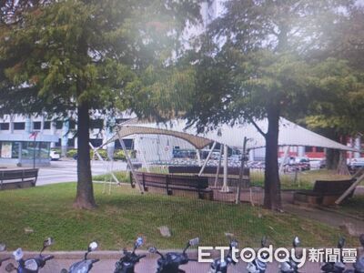 快訊/桃園市府前「1男倒臥長椅」! 渾身冰涼明顯死亡