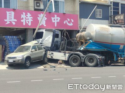 台東水泥槽車突失控「衝進寢具賣場」 路邊保時捷休旅車慘遭撞毀