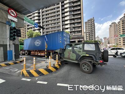 軍用吉普車路口停讓出事!遭貨櫃車轉彎「內輪差」拖上分隔島
